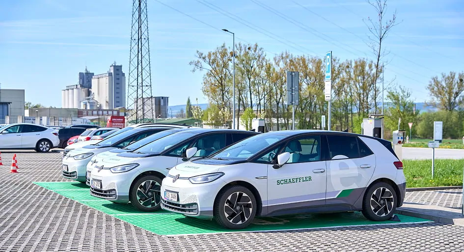 Elektromobily Schaeffler zaparkované u nabíjecích stanic